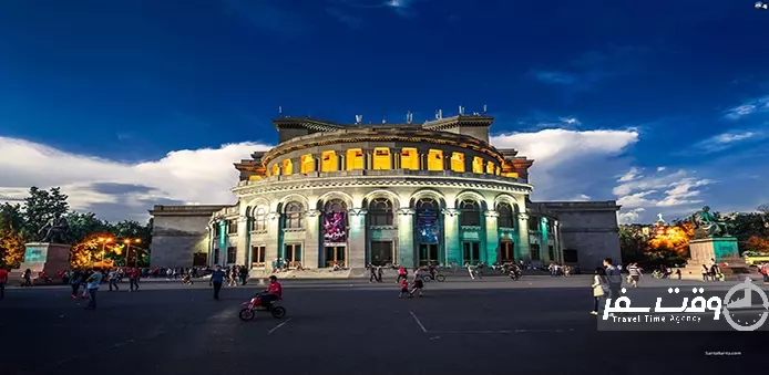 خانه اپرا , وقت سفر