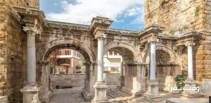 در وازه هادریان آنتالیا , وقت سفر