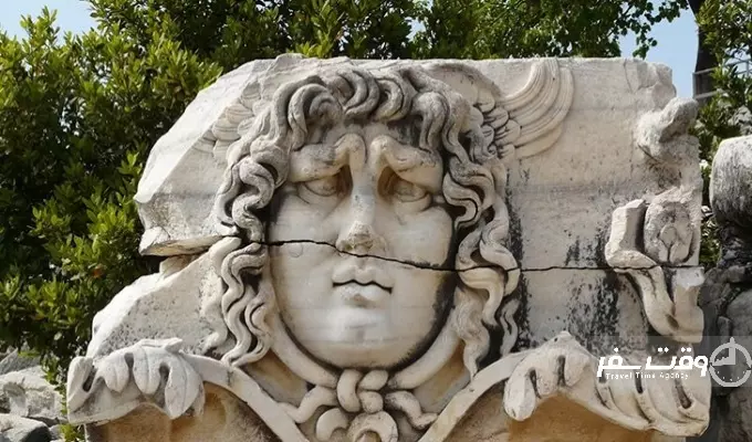 مجسمه برجسته مدوسا , وقت سفر